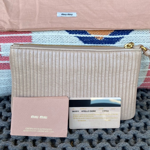 NEW MIU MIU CLUTCH WRISTLET WITH AUTHENTICITY CARD VITELLO SHINE CIPRIA PRADA - Picture 4 of 13